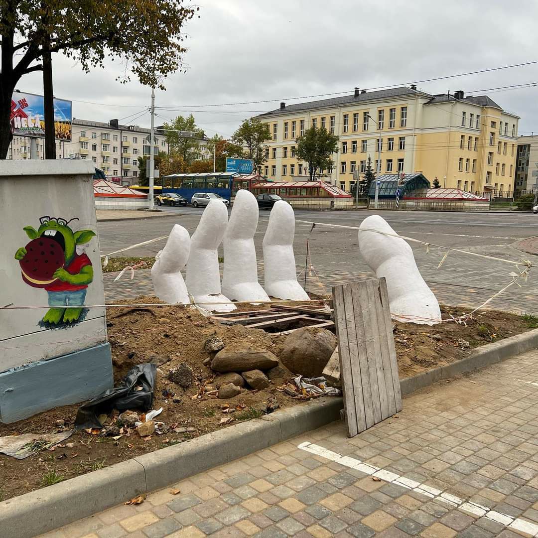 Видели, какой необычный арт-объект в виде руки появился в Минске?