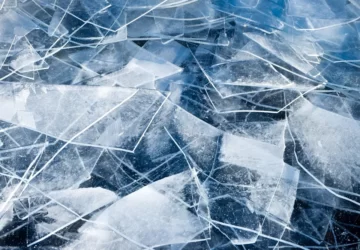 Какой толщины должен быть лёд на водоёмах, чтобы не провалиться?