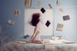 Книги, парящие в воздухе над кроватью