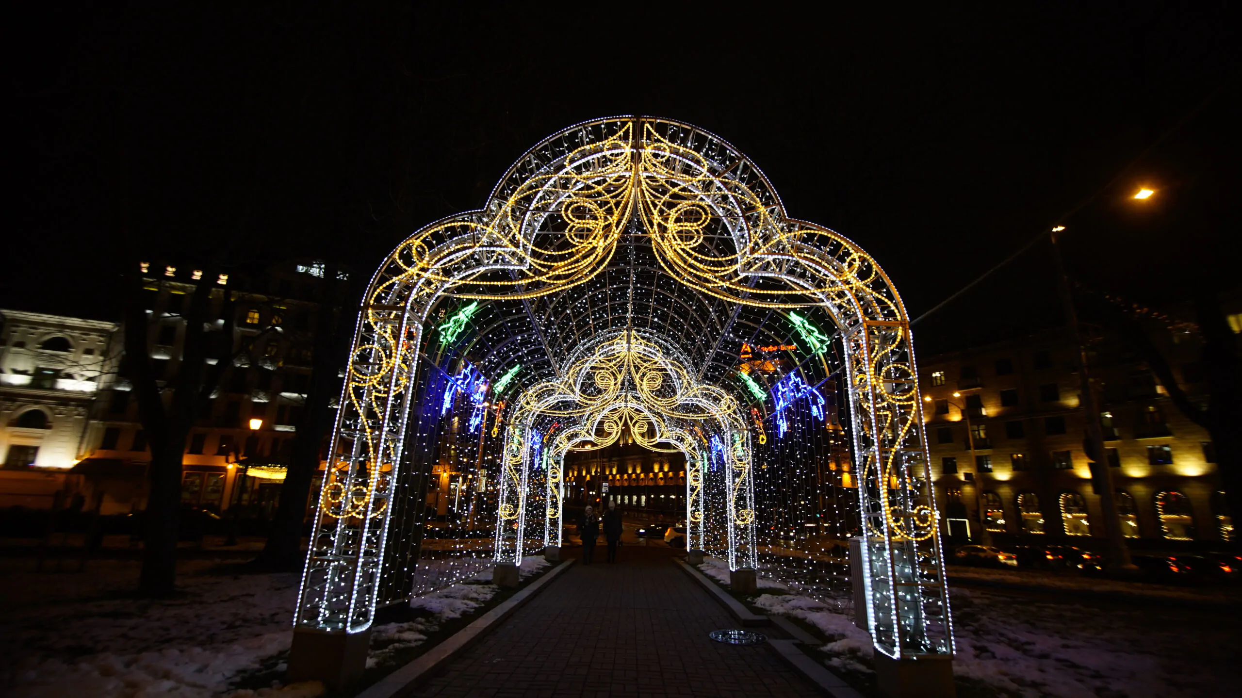 Подсветку включат через две недели, но сделать атмосферные снимки можно уже сейчас. Репортаж: как Минск украсили к Новому году?