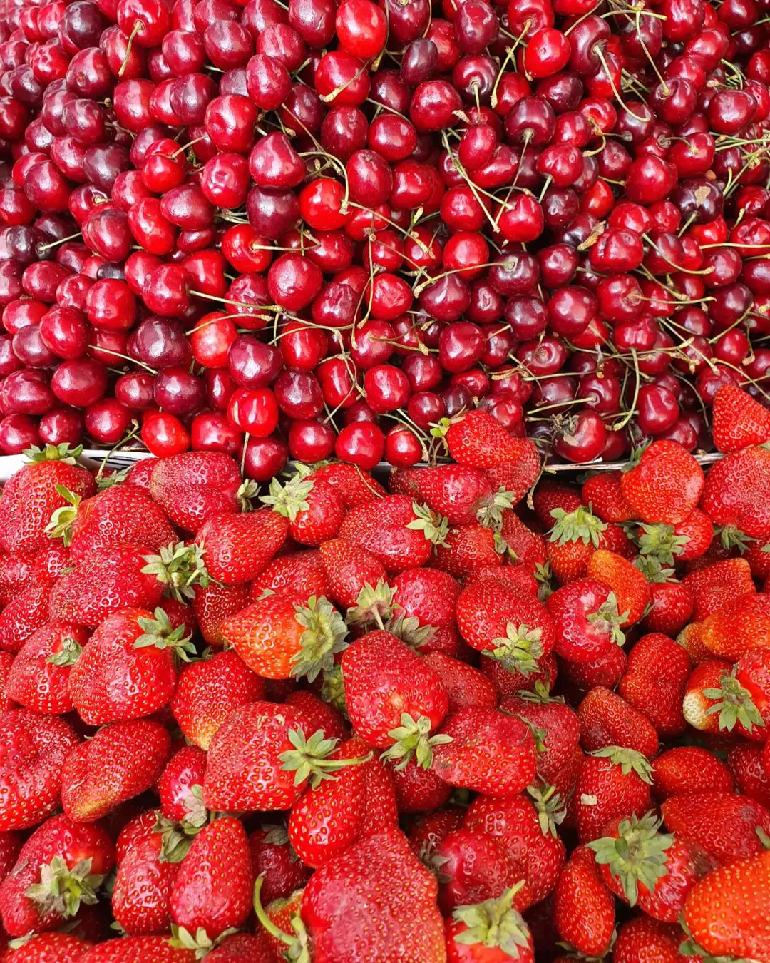 Вот сколько стоят сезонные фрукты и ягоды на Комаровке прямо сейчас