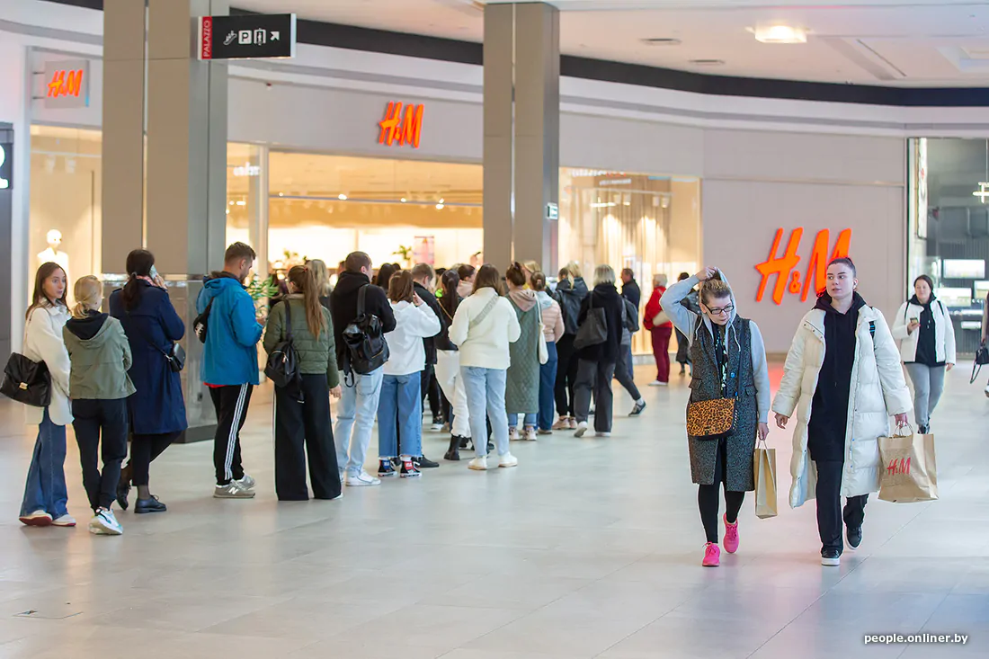 Сегодня в Минске вновь открылись магазины H&M. Что там сейчас происходит?
